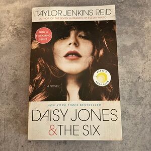 Daisy Jones & The Six - Paperback